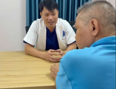 Bác sĩ Tài chia sẻ cùng khách hàng - Phòng Khám Chuyên khoa Ngoại Việt Đức Sài Gòn