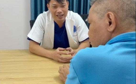 Bác sĩ Tài chia sẻ cùng khách hàng - Phòng Khám Chuyên khoa Ngoại Việt Đức Sài Gòn